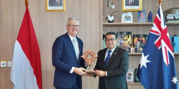 Menteri Ekonomi Kreatif/Kepala Badan Ekonomi Kreatif (Ekraf), Teuku Riefky Harsya (kanan) bersama Menteri Urusan Seni Australia Anthony Stephen Burke di Autograph Tower, Jakarta, Rabu (28/1/2026). (Foto: Istimewa)