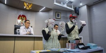 Petugas menunjukkan barang bukti hasil operasi tangkap tangan (OTT) kasus dugaan suap terkait pemeriksaan pajak saat konferensi pers di Gedung Merah Putih KPK, Jakarta, Minggu (11/1/2026). (Foto: ANTARA FOTO/Asprilla Dwi Adha/tom)