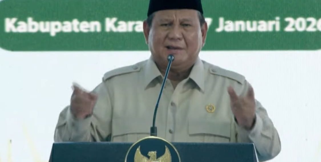 Presiden RI Prabowo Subianto saat berpidato dalam agenda Panen Raya dan Pengumuman Swasembada Pangan di Karawang, Jawa Barat, Rabu (7/1/2026). (Tangkapan layar YouTube @Sekretariat Presiden: Julian)