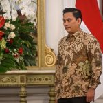 Thomas Djiwandono berdiri saat dipanggil Presiden Prabowo Subianto dalam pengumuman jajaran menteri Kabinet Merah Putih di Istana Merdeka, Jakarta, Minggu (20/10/2024). (Foto: ANTARA FOTO/Hafidz Mubarak A)