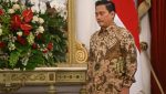 Thomas Djiwandono berdiri saat dipanggil Presiden Prabowo Subianto dalam pengumuman jajaran menteri Kabinet Merah Putih di Istana Merdeka, Jakarta, Minggu (20/10/2024). (Foto: ANTARA FOTO/Hafidz Mubarak A)
