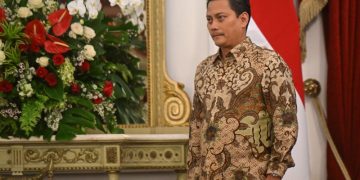 Thomas Djiwandono berdiri saat dipanggil Presiden Prabowo Subianto dalam pengumuman jajaran menteri Kabinet Merah Putih di Istana Merdeka, Jakarta, Minggu (20/10/2024). (Foto: ANTARA FOTO/Hafidz Mubarak A)