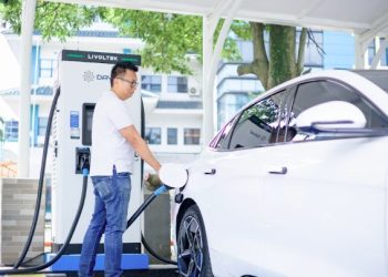 Ilustrasi pelanggan tengah mengisi daya kendaraan listriknya di salah satu SPKLU.