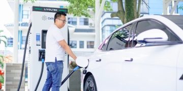 Ilustrasi pelanggan tengah mengisi daya kendaraan listriknya di salah satu SPKLU.