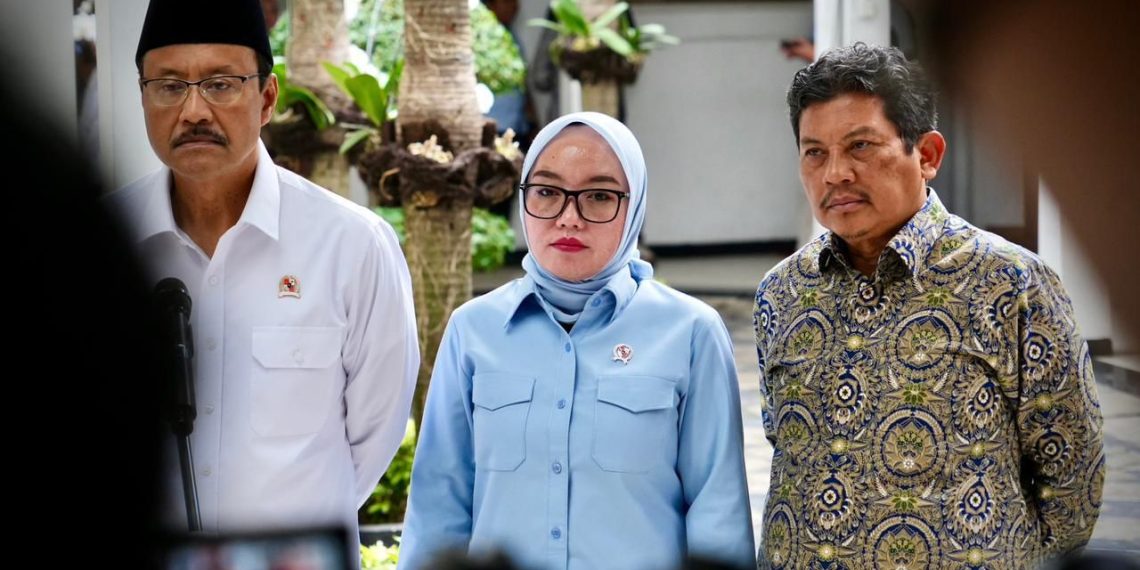 Wamenkop Farida yang mewakili Menteri Koperasi (Menkop) Ferry Juliantono menghadiri Rapat Koordinasi Tingkat Menteri terkait pemberdayaan masyarakat pasca bencana Sumatra di Kantor Kementerian Koordinator Bidang Pemberdayaan Masyarakat, Rabu (7/1).