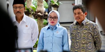 Wamenkop Farida yang mewakili Menteri Koperasi (Menkop) Ferry Juliantono menghadiri Rapat Koordinasi Tingkat Menteri terkait pemberdayaan masyarakat pasca bencana Sumatra di Kantor Kementerian Koordinator Bidang Pemberdayaan Masyarakat, Rabu (7/1).