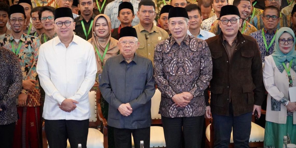 Menkop) Ferry Juliantono (kanan), Menteri Investasi dan Hilirisasi atau Kepala Badan Koordinasi Penanaman Modal (BKPM) Rosan Roeslani (kiri) bersama dengan Wakil Presiden RI ke-13 sekaligus Dewan Pembina MES, K.H. Ma’ruf Amin.