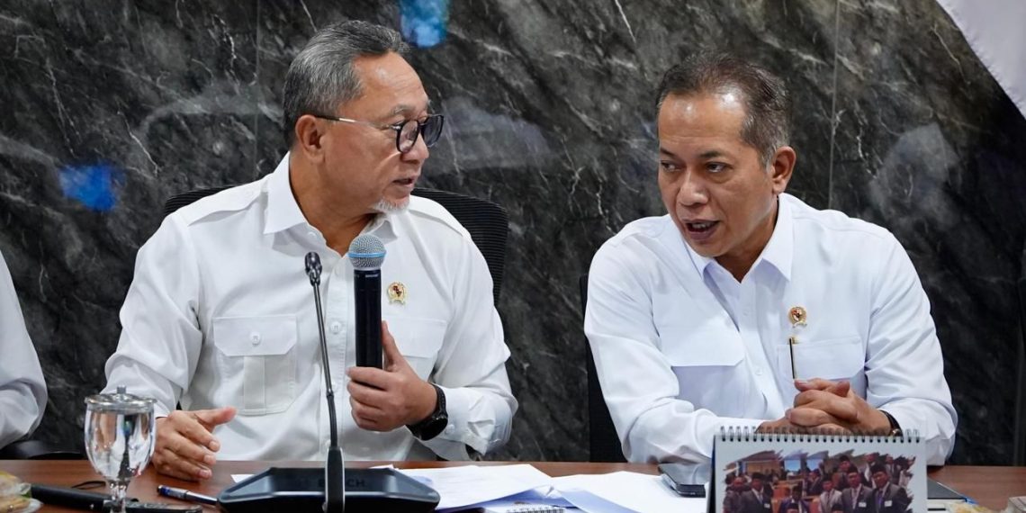 Menteri Koperasi (Menkop) Ferry Juliantono dan Menteri Koordinator (Menko) Bidang Pangan, Zulkifli Hasan saat menghadiri Rapat Koordinasi Tingkat Menteri di Kantor Kemenko Pangan, Jakarta, Senin (12/1).