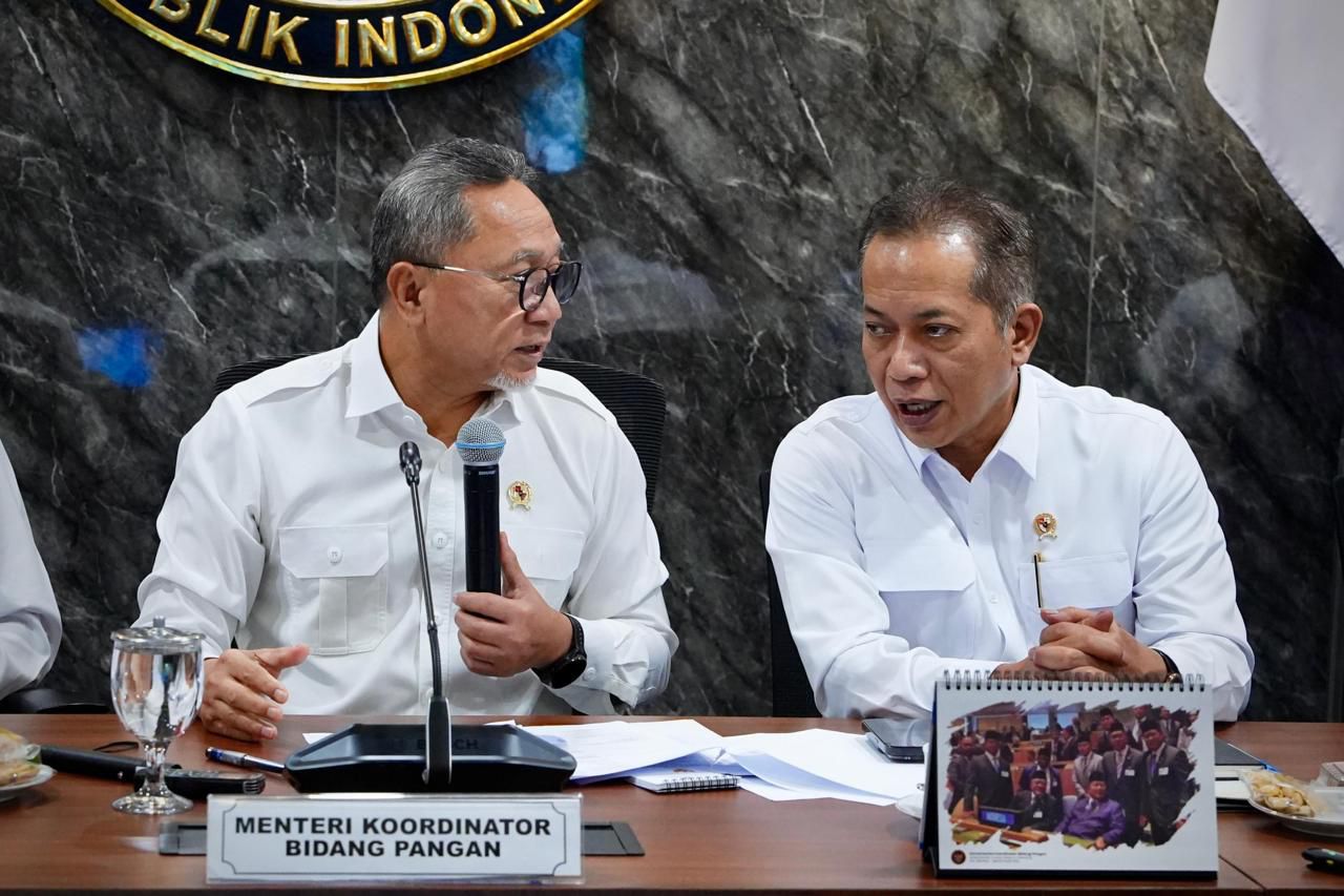Menteri Koperasi (Menkop) Ferry Juliantono dan Menteri Koordinator (Menko) Bidang Pangan, Zulkifli Hasan saat menghadiri Rapat Koordinasi Tingkat Menteri di Kantor Kemenko Pangan, Jakarta, Senin (12/1).