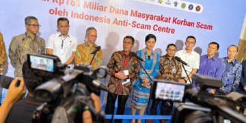 Ketua Dewan Komisioner Otoritas Jasa Keuangan (OJK), Hendra Siregar (ketiga dari kiri) dalam acara Penyerahan Rp161 Miliar Dana Masyarakat Korban Scam oleh Indonesia Anti-Scam Center (IASC) di Jakarta, Rabu, 21 Januari 2026. (Foto: M. Ibrahim)