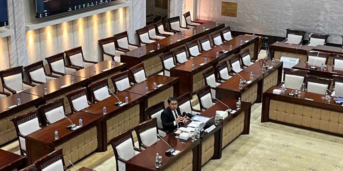 Calon Deputi Gubernur Bank Indonesia (BI), Solikin M. Juhro tengah mengikuti fit and proper test calon DG BI, di Komisi XI DPR RI, Jakarta, Jumat, 23 Januari 2026. (Foto: Irawati)