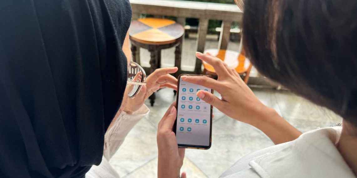 Ilustrasi - Masyarakat tengah mengakses Aplikasi PLN Mobile guna menambah daya listrik untuk usahanya. (Foto: Istimewa)