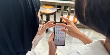 Ilustrasi - Masyarakat tengah mengakses Aplikasi PLN Mobile guna menambah daya listrik untuk usahanya. (Foto: Istimewa)