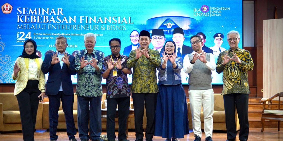 Menkop Ferry dalam sambutannya pada acara Seminar Kebebasan Finansial Melalui Entrepreneur dan Bisnis yang diselenggarakan oleh IKA UNPAD. Bandung, Sabtu (24/01).