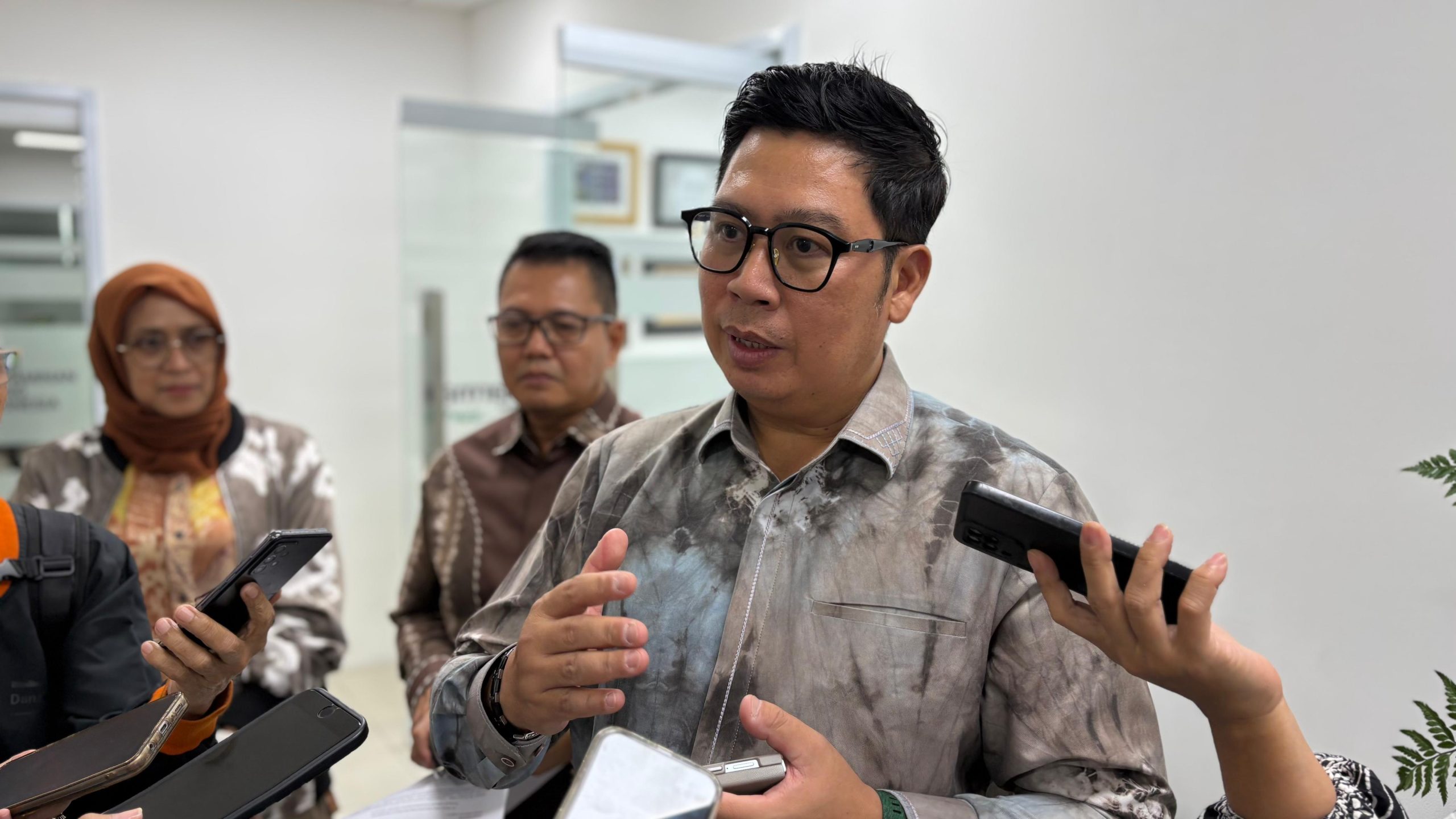 Direktur Utama PT Sinar Mas Asuransi Syariah Daniel Armagatlie