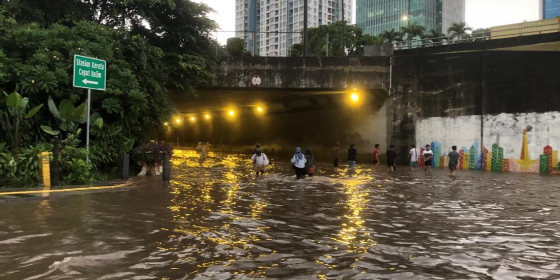 Cuaca ekstrem, sejumlah akses menuju Stasiun Whoosh tergenang air, KCIC imbau penumpang melalui akses tol atau menggunakan LRT. (Foto: Dok. KCIC/Infobanknews)