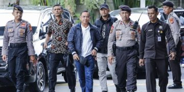 Bupati Pati Sudewo (ketiga kiri) dikawal petugas setibanya di Gedung Merah Putih KPK, Jakarta, Selasa (20/1/2026). (Foto: ANTARA FOTO/Asprilla Dwi Adha/nym)