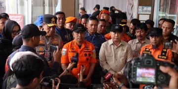 Menteri Perhubungan Dudy Purwagandhi (dua kanan) Kepala Basarnas Marsda TNI Muhammad Syafii (dua kiri), Gubernur Sulsel Andi Sudirman Sulaiman (kanan) dan Kapolda Sulsel Irjen Pol Djuhandhani Rahardjo Puro (kiri) menjawab pertanyaan wartawan saat terkait proses evakuasi korban kecelakaan pesawat ATR 42-500 di Gunung Bulusaraung disela meninjau Posko Tim Advance Jungle Unit (AJU) Kantor Desa Tompo Bulu, Kecamatan Balocci, Kabupaten Pangkep, Sulawesi Selatan, Senin (19/1/2026). (Foto: ANTARA FOTO/Arnas Padda.)