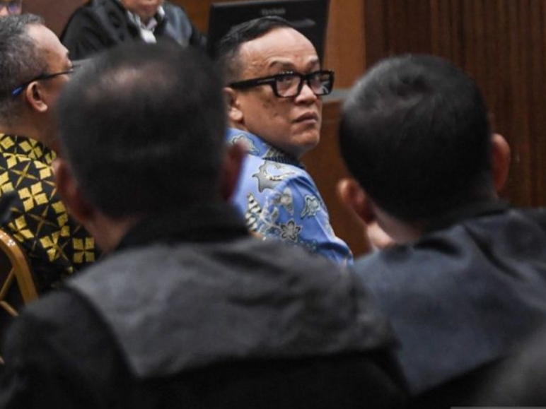 Terdakwa kasus dugaan pemerasan dalam pengurusan sertifikat K3 di Kementerian Ketenagakerjaan Immanuel Ebenezer bersiap menjalani sidang lanjutan di Pengadilan Tipikor, Jakarta, Senin (26/1/2026). (Foto: Muhammad Adimaja/ANTARA)