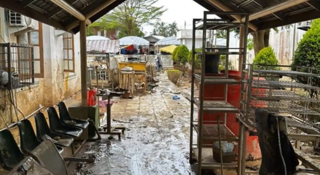 Faskes di Aceh Tamiang rusak parah dan dikepung lumpur. (Foto: Dok. FKUI)
