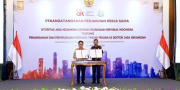 Penandatanganan Perjanjian Kerja Sama OJK dengan Kejaksaan RI tentang Penanganan dan Penyelesaian Perkara Tindak Pidana di Sektor Jasa Keuangan. (Foto: Dok. OJK)