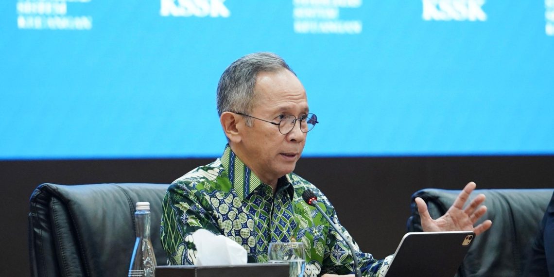 Ketua Dewan Komisioner Otoritas Jasa Keuangan (OJK) Mahendra Siregar saat menyampaikan paparan dalam konferensi pers Hasil Rapat Berkala Komite Stabilitas Sistem Keuangan (KSSK) I Tahun 2026 di Jakarta, Selasa (27/1). (Foto: Erman Subekti)