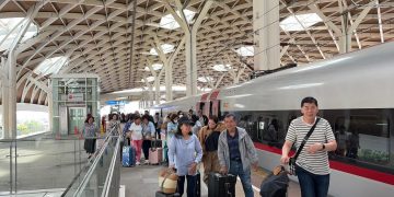 Sejumlah penumpang kereta cepat Whoosh turun dari kereta. (Foto: Dok. KCIC)