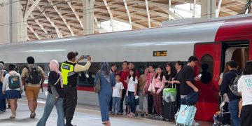 Sejumlah penumpang kereta cepat Whoosh tengah melakukan foto bersama. (Foto: Dok. KCIC)