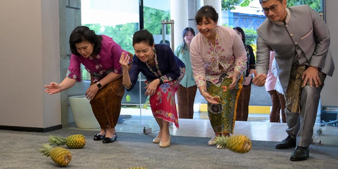 Jajaran Manajemen HSBC Indonesia meresmikan Wealth Center Surabaya dengan prosesi menggelindingkan nanas sebagai tradisi untuk mengundang rezeki dan energi positif untuk masuk ke dalam ruang usaha. (Foto: Istimewa)