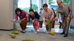 Jajaran Manajemen HSBC Indonesia meresmikan Wealth Center Surabaya dengan prosesi menggelindingkan nanas sebagai tradisi untuk mengundang rezeki dan energi positif untuk masuk ke dalam ruang usaha. (Foto: Istimewa)
