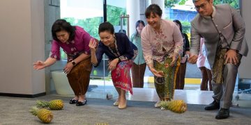 Jajaran Manajemen HSBC Indonesia meresmikan Wealth Center Surabaya dengan prosesi menggelindingkan nanas sebagai tradisi untuk mengundang rezeki dan energi positif untuk masuk ke dalam ruang usaha. (Foto: Istimewa)