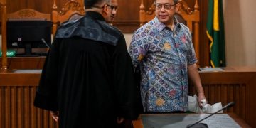 Terdakwa kasus dugaan korupsi PT Asuransi Jiwasraya Isa Rachmatarwata (kanan) berjalan keluar usai menjalani sidang putusan di Pengadilan Tipikor, Jakarta, Rabu (7/1/2026). (Foto: ANTARA FOTO/Rivan Awal Lingga/nym)