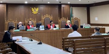 Kepala Divisi Engineering, Procurement, and Construction (EPC) PT Pembangunan Perumahan (PP) tahun 22021–2024 Didik Mardiyanto (kedua kanan) serta Senior Manager Finance dan Human Capital Divisi EPC PT PP Herry Nurdy Nasution (kanan) mendengarkan dakwaan jaksa penuntut umum KPK di Pengadilan Tindak Pidana Korupsi pada Pengadilan Negeri Jakarta Pusat, Jakarta, Selasa (6/1/2026). (Foto: ANTARA/Fath Putra Mulya)