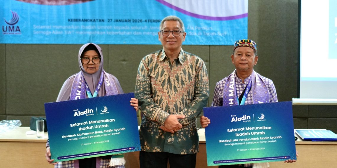 Bank Aladin Syariah melakukan penyerahan simbolis kepada dua perwakilan jemaah Umrah Nasabah Ala Pensiun pada Senin, 26 Januari 2026, di Ballroom Citadines Connection Hotel, Cengkareng. (Foto: Istimewa)