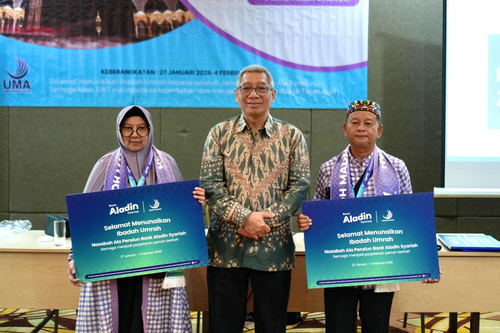 Bank Aladin Syariah melakukan penyerahan simbolis kepada dua perwakilan jemaah Umrah Nasabah Ala Pensiun pada Senin, 26 Januari 2026, di Ballroom Citadines Connection Hotel, Cengkareng. (Foto: Istimewa)