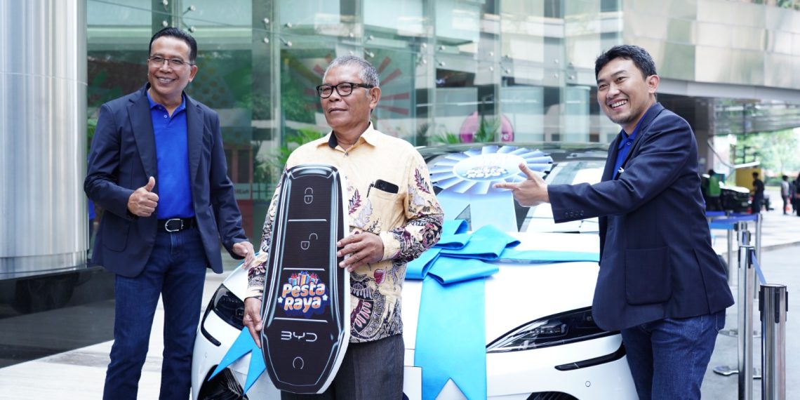 Bank Raya memberikan hadiah untuk nasabah yang paling banyak bertransaksi, dengan hadiah utamanya berupa satu unit BYD Seal. (Foto: Istimewa)
