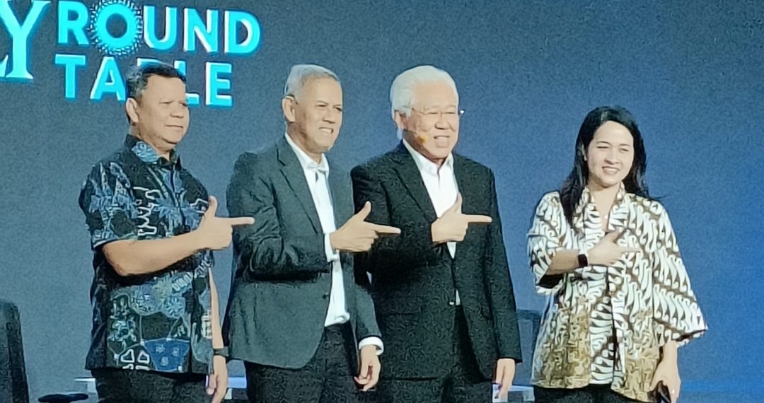 Ketua Dewan Komisioner Lembaga Penjamin Simpanan (LPS), Anggito Abimanyu (dua dari kiri) bersama mantan Menteri Perdagangan, Enggartiasto Lukita (dua dari kiri), dalam acara Investor Daily Roundtable & Ekonomi Syariah 2026 di Hotel Mulia Senayan, Jakarta, Rabu, 11 Februari 2026. (Foto: Yulian Saputra)