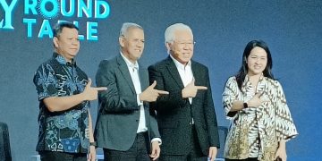 Ketua Dewan Komisioner Lembaga Penjamin Simpanan (LPS), Anggito Abimanyu (dua dari kiri) bersama mantan Menteri Perdagangan, Enggartiasto Lukita (dua dari kiri), dalam acara Investor Daily Roundtable & Ekonomi Syariah 2026 di Hotel Mulia Senayan, Jakarta, Rabu, 11 Februari 2026. (Foto: Yulian Saputra)