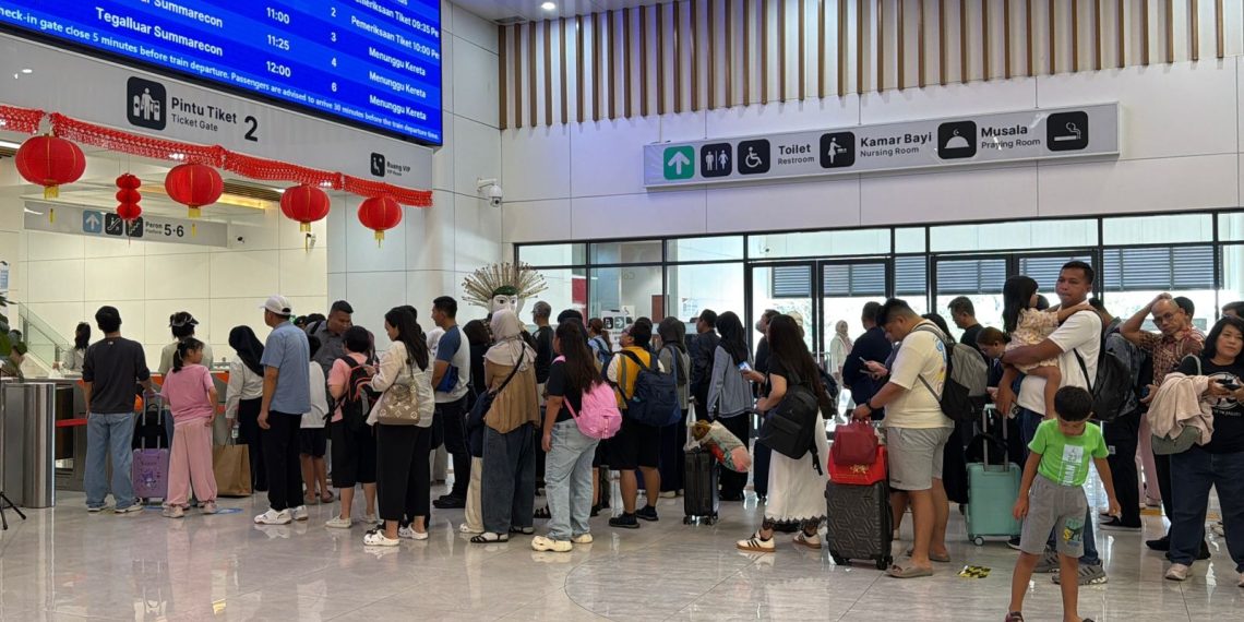 Aktivitas calon penumpang kereta Whoosh di Stasiun Whoosh Padalarang, Bandung, Jawa Barat. (Foto: Dok. KCIC)