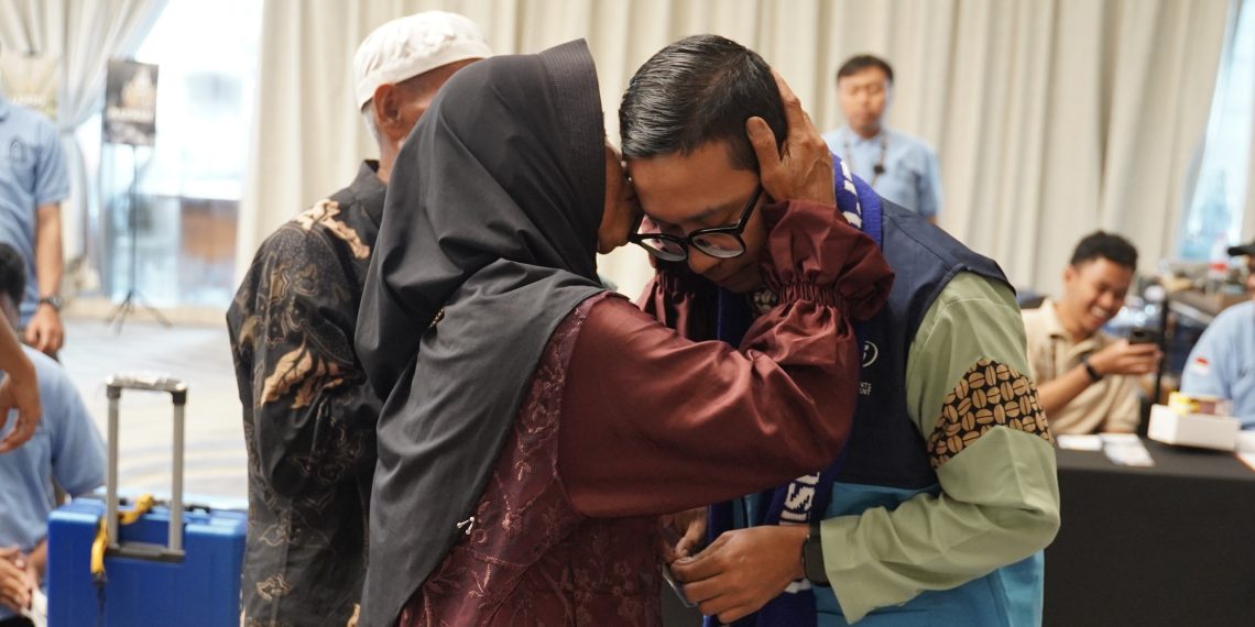 Asep Subandi (kanan) sedang berpamitan dan meminta doa kepada orang tuanya untuk kelancaran ibadah umrah yang dilakukan oleh PT Insight Investments Management (PT IIM) melalui Reksa Dana Insight Haji Syariah di Jakarta, Senin (16/2/2026). (Foto: Istimewa)