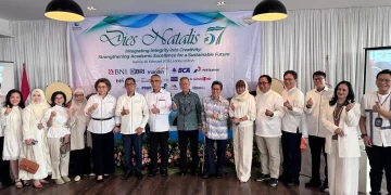 Jajaran Yayasan Pendidikan Perbanas bersama Rektor, Wakil Rektor, pimpinan unit dan program studi, dosen, tenaga kependidikan, serta mitra institusi Perbanas Institute di sela perayaan Dies Natalis ke-57. (Foto: Dok. Perbanas Institute)