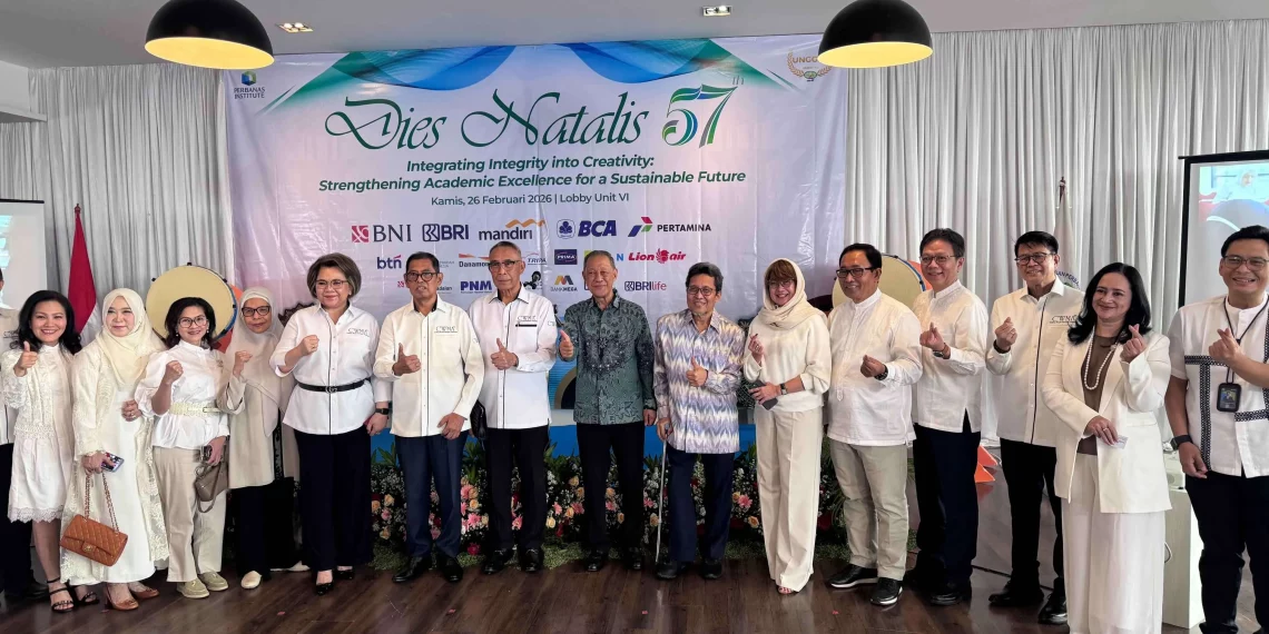 Jajaran Yayasan Pendidikan Perbanas bersama Rektor, Wakil Rektor, pimpinan unit dan program studi, dosen, tenaga kependidikan, serta mitra institusi Perbanas Institute di sela perayaan Dies Natalis ke-57. (Foto: Dok. Perbanas Institute)