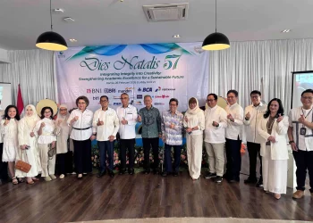 Jajaran Yayasan Pendidikan Perbanas bersama Rektor, Wakil Rektor, pimpinan unit dan program studi, dosen, tenaga kependidikan, serta mitra institusi Perbanas Institute di sela perayaan Dies Natalis ke-57. (Foto: Dok. Perbanas Institute)