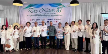 Jajaran Yayasan Pendidikan Perbanas bersama Rektor, Wakil Rektor, pimpinan unit dan program studi, dosen, tenaga kependidikan, serta mitra institusi Perbanas Institute di sela perayaan Dies Natalis ke-57. (Foto: Dok. Perbanas Institute)