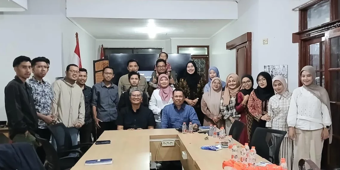 Usai FGD dengan Nusantara Impact Center (NIC) di Rumah Brawijaya IX/4 Jakarta Selatan. Sabtu, 21 Februari 2026 bersama Pembicara Utama : Dr. Wijayanto Samirin Ekonom Universitas Paramadina Jakarta dan Direktur Eksekutif NIC , Mahfut Kanafi dan para peserta FGD. (Foto: Istimewa)