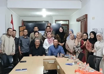 Usai FGD dengan Nusantara Impact Center (NIC) di Rumah Brawijaya IX/4 Jakarta Selatan. Sabtu, 21 Februari 2026 bersama Pembicara Utama : Dr. Wijayanto Samirin Ekonom Universitas Paramadina Jakarta dan Direktur Eksekutif NIC , Mahfut Kanafi dan para peserta FGD. (Foto: Istimewa)