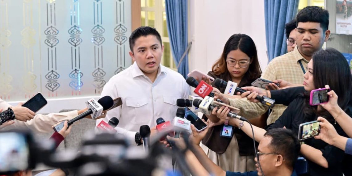Seskab Teddy menyampaikan pernyataan resmi kepada awak media di Kompleks Istana Kepresidenan, Jakarta pada Selasa, 3 Februari 2026. (Foto: Setkab)