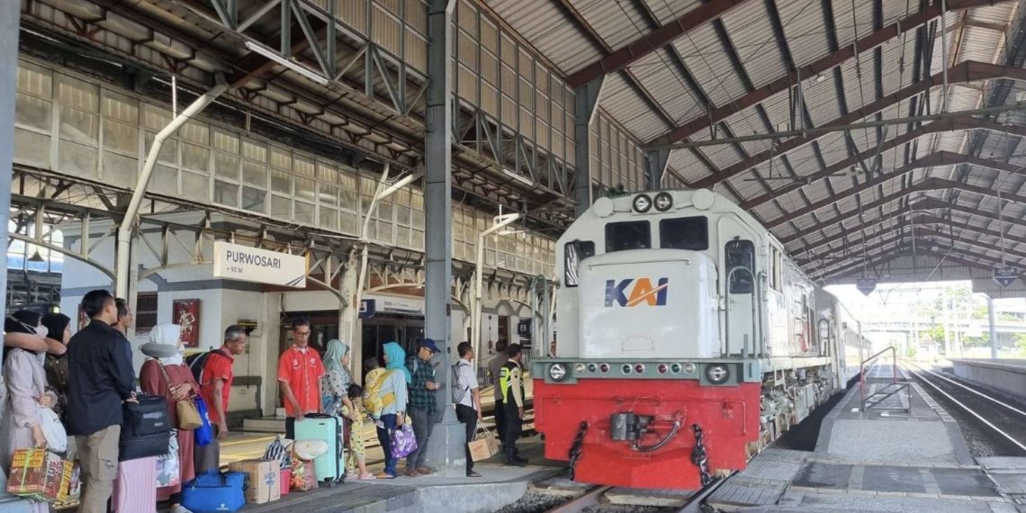 Ilustrasi penumpang di stasiun Purwosari