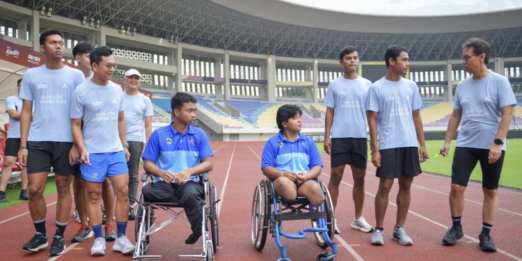 Setiyo usai berlari dengan para disabilitas pada acara BTN Run for Disabilities, Run for Inclusivity di Stadion Manahan, Solo, Sabtu (7/2).