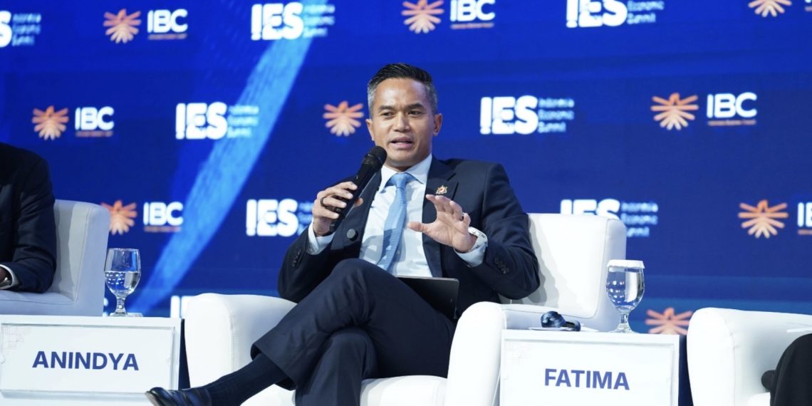 Ketua Umum Kamar Dagang dan Industri (Kadin) Indonesia Anindya Novyan Bakrie dalam sesi panel di acara Indonesia Economic Summit (IES) Thought Leadership bertajuk "How Can Indonesia Leverage The Green Sectors to Boost Growth" di Hotel Shangri-La Jakarta pada Rabu (04/02/2026).